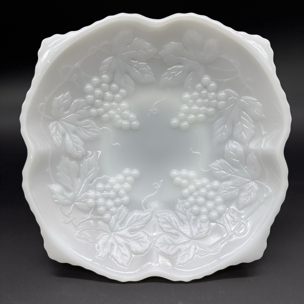 Vtg Anchor Hocking Milk Glass Scalloped Pedestal Bowl Colony Harvest Grape White